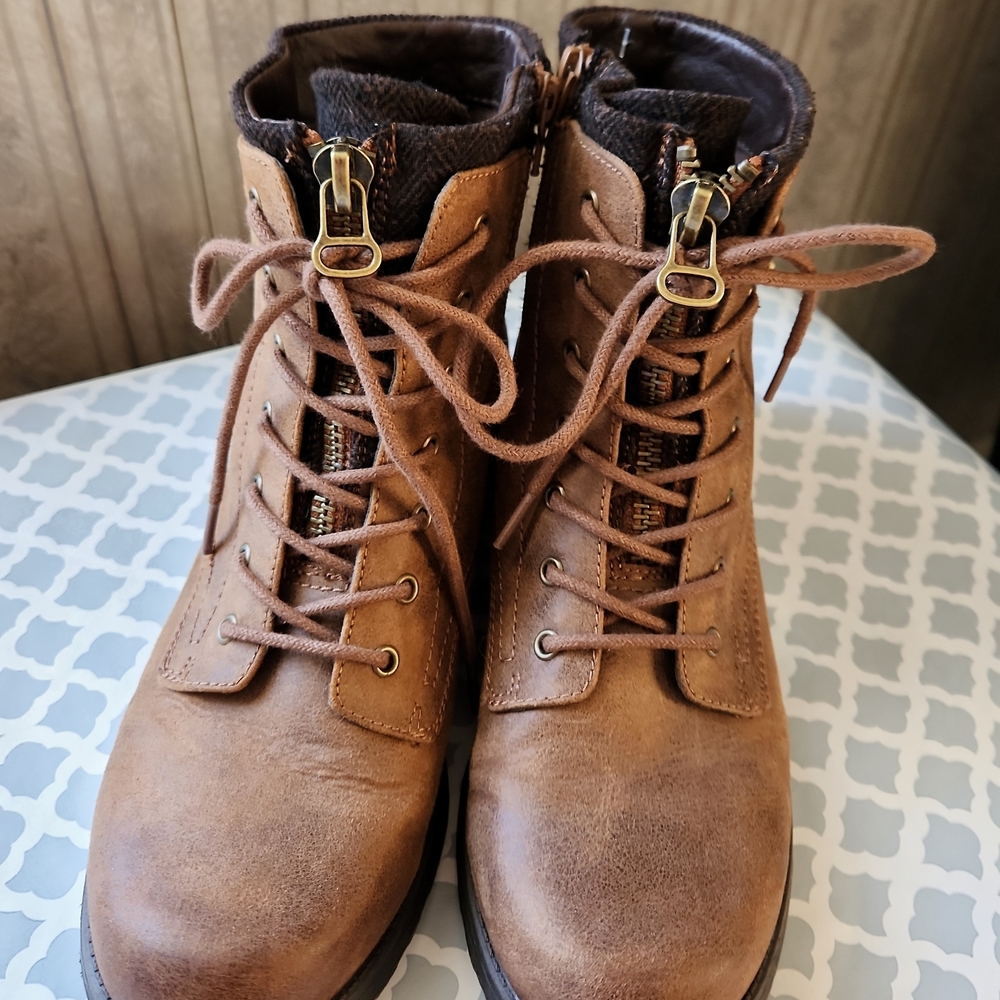 Womens White Mountain Lace-Up Boots EUC